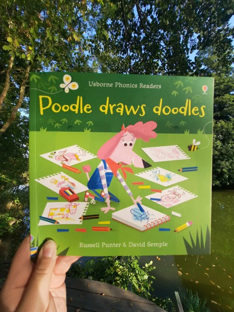 Książeczka dla dzieci "Poodle draws doodles"